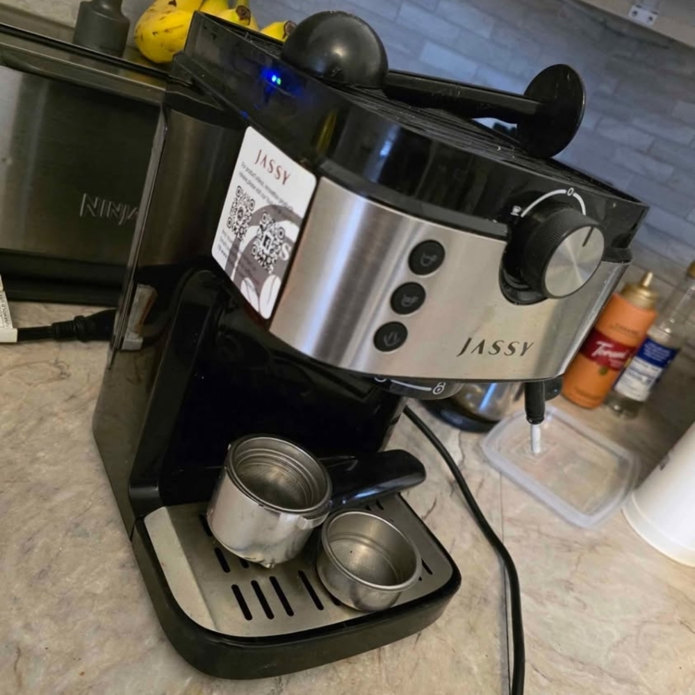 Jassy Espresso Machine in Black and Silver